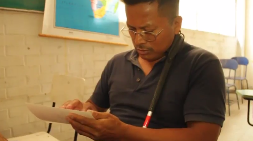 Marcos Cortés Simón aprende Braille en un reclusorio de la CDMX