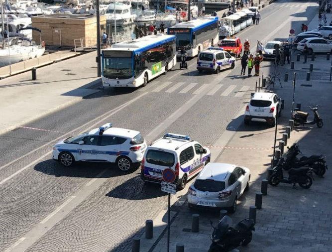vehiculo embiste paradas autobus francia muerto