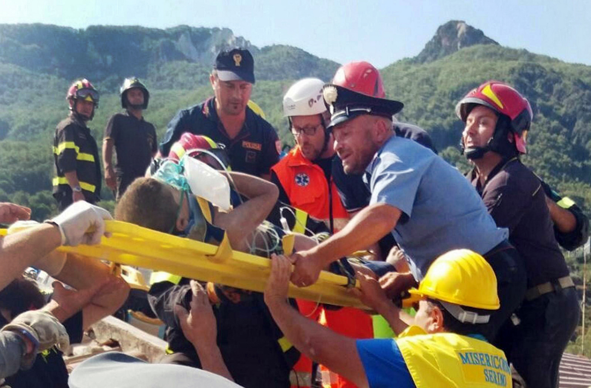 Rescatan a nino entre escombros sismo Italia