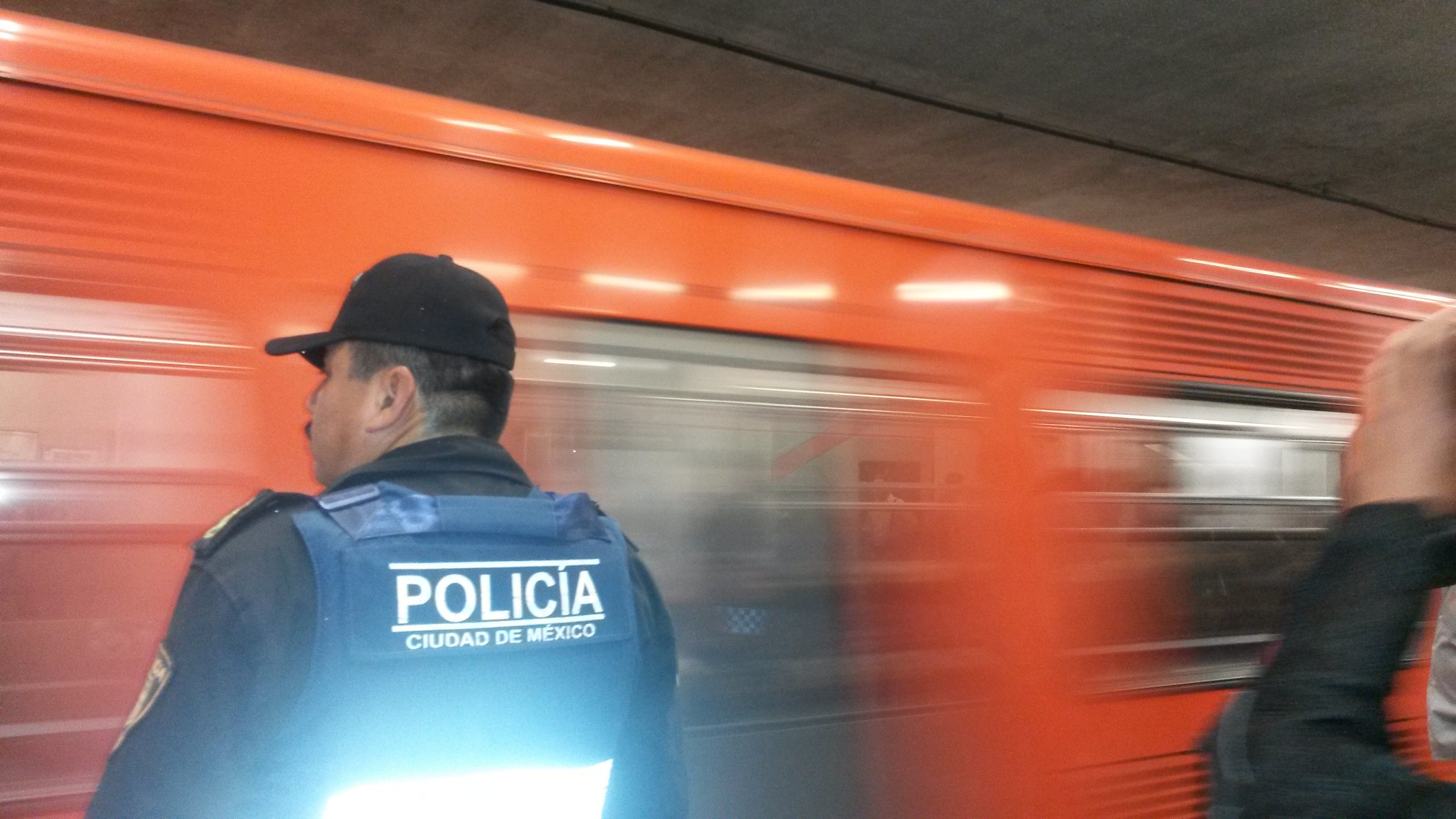 Policía auxiliar supervisa vagones del Metro CDMX