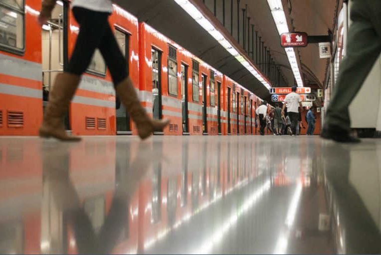 Muere mujer empujada vías Metro CDMX