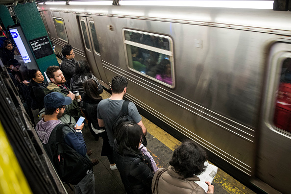 Miles de personas usan el metro de Nueva York
