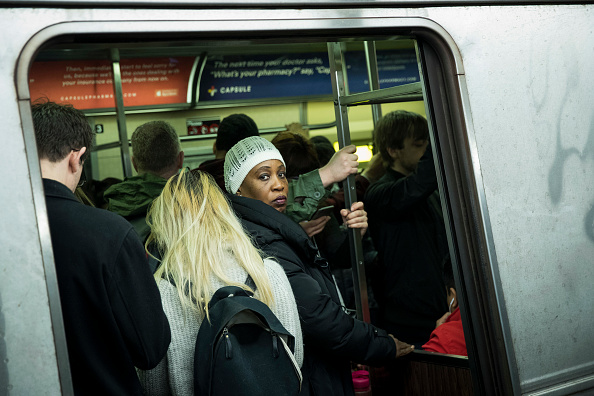 Miles de personas usan el metro de Nueva York