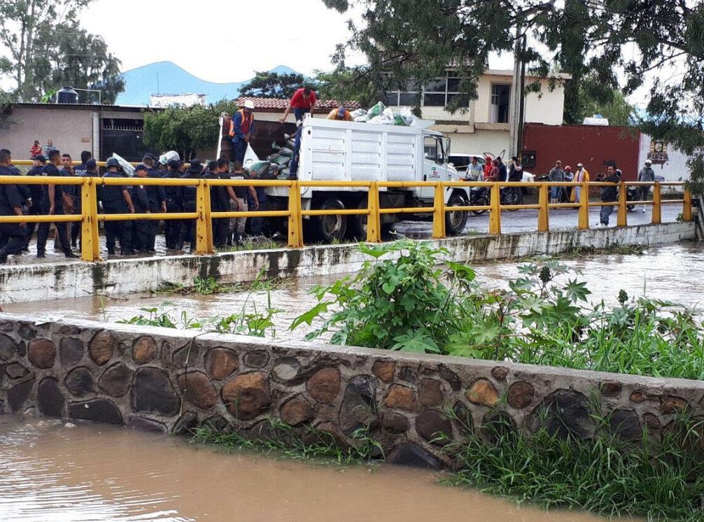 Evacuan municipios de Michoacán por desbordamiento de ríos y fuertes lluvias