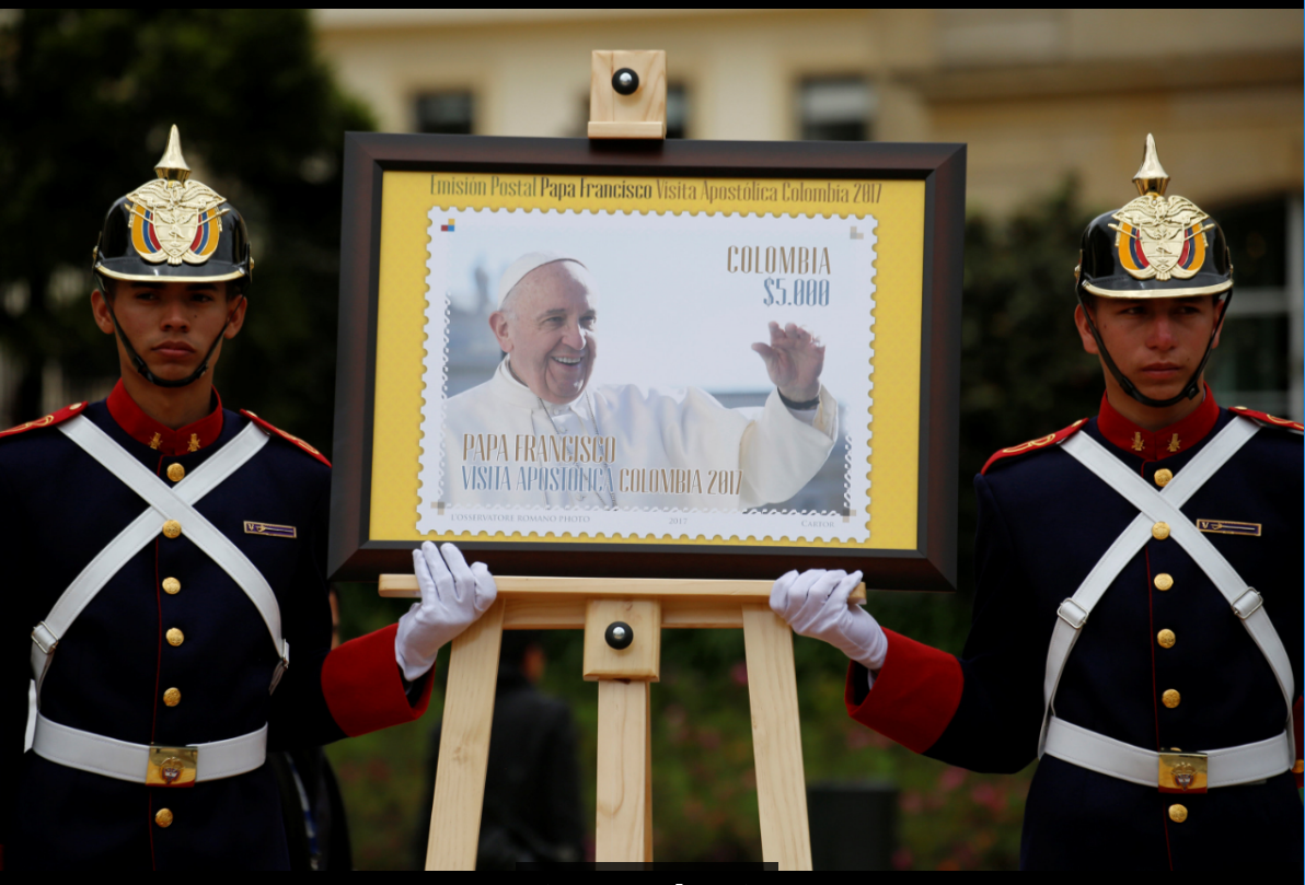 Miembros de la guardia presidencial colombiana durante la presentación de la estampilla conmemorativa de la visita del papa