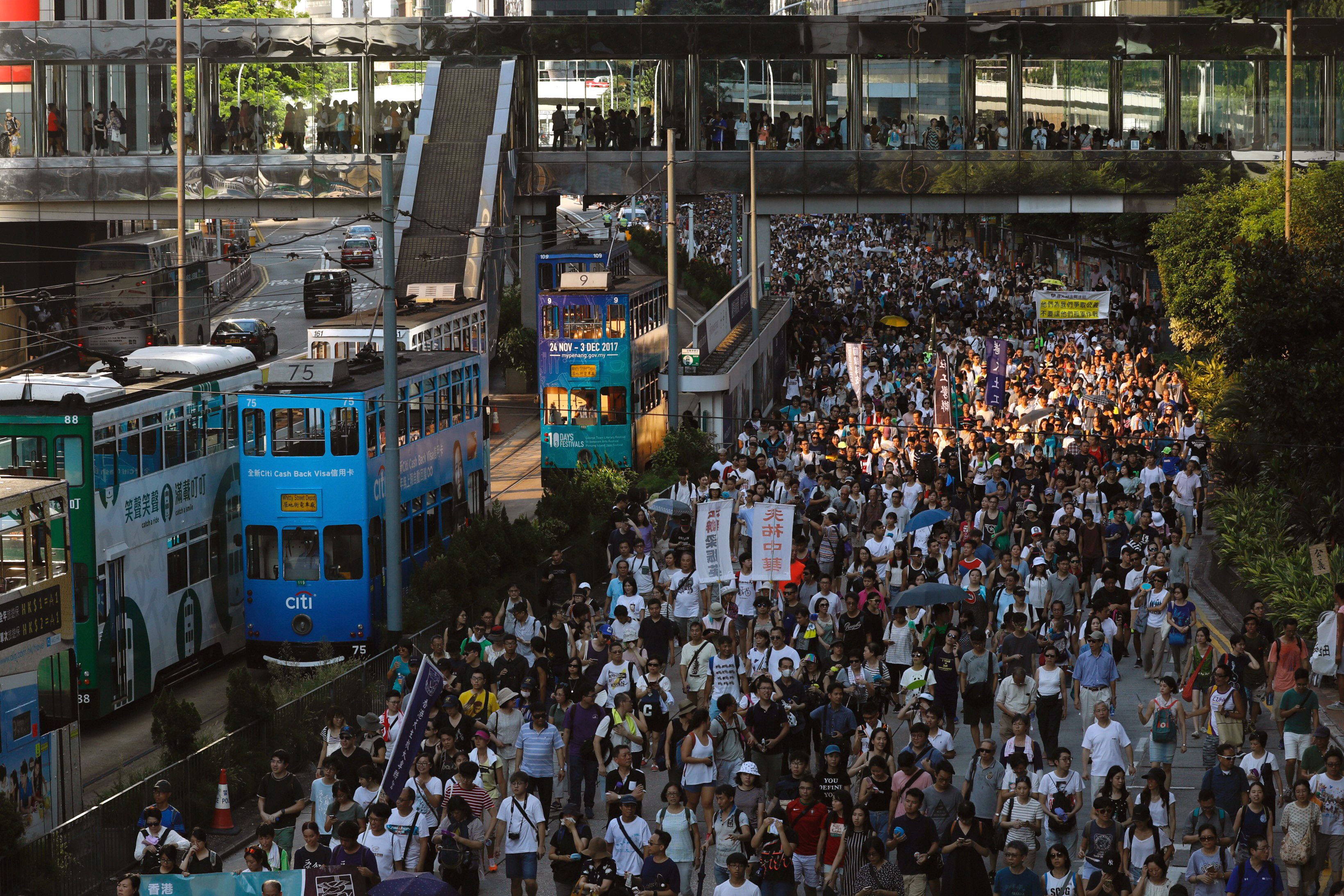 Miles protestan en Hong Kong por el encarcelamiento de activistas