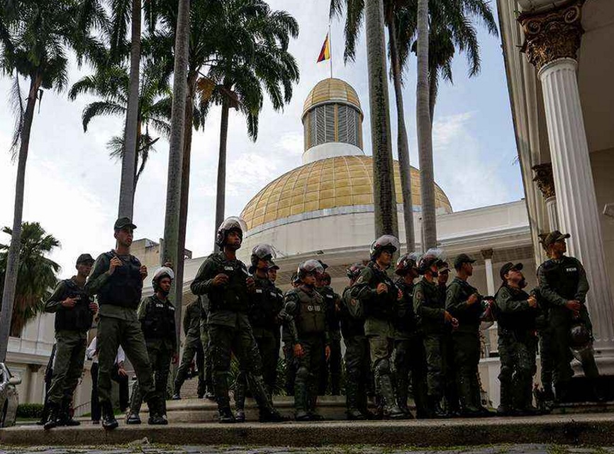 Militares impiden el paso de diputados opositores al Parlamento venezolano