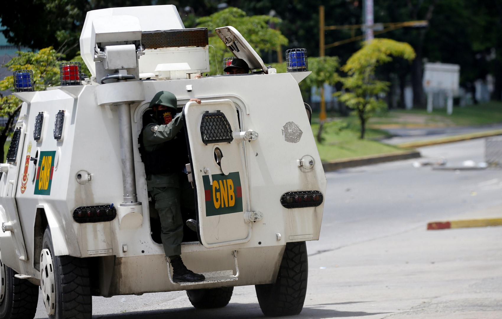 Militares repele con ‘balas’ ataque de un grupo de rebledes. (Reuters)