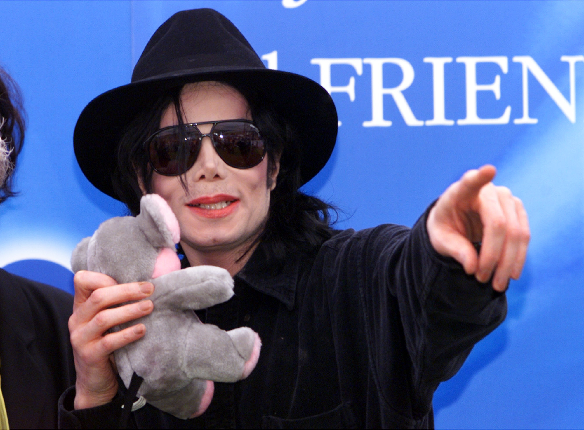 Michael Jackson besaba y acariciaba niños en Neverland, asegura exempleada