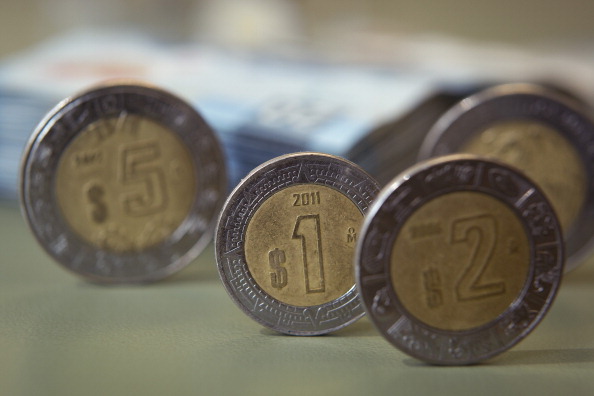 Monedas mexicanas de uno, dos y cinco pesos