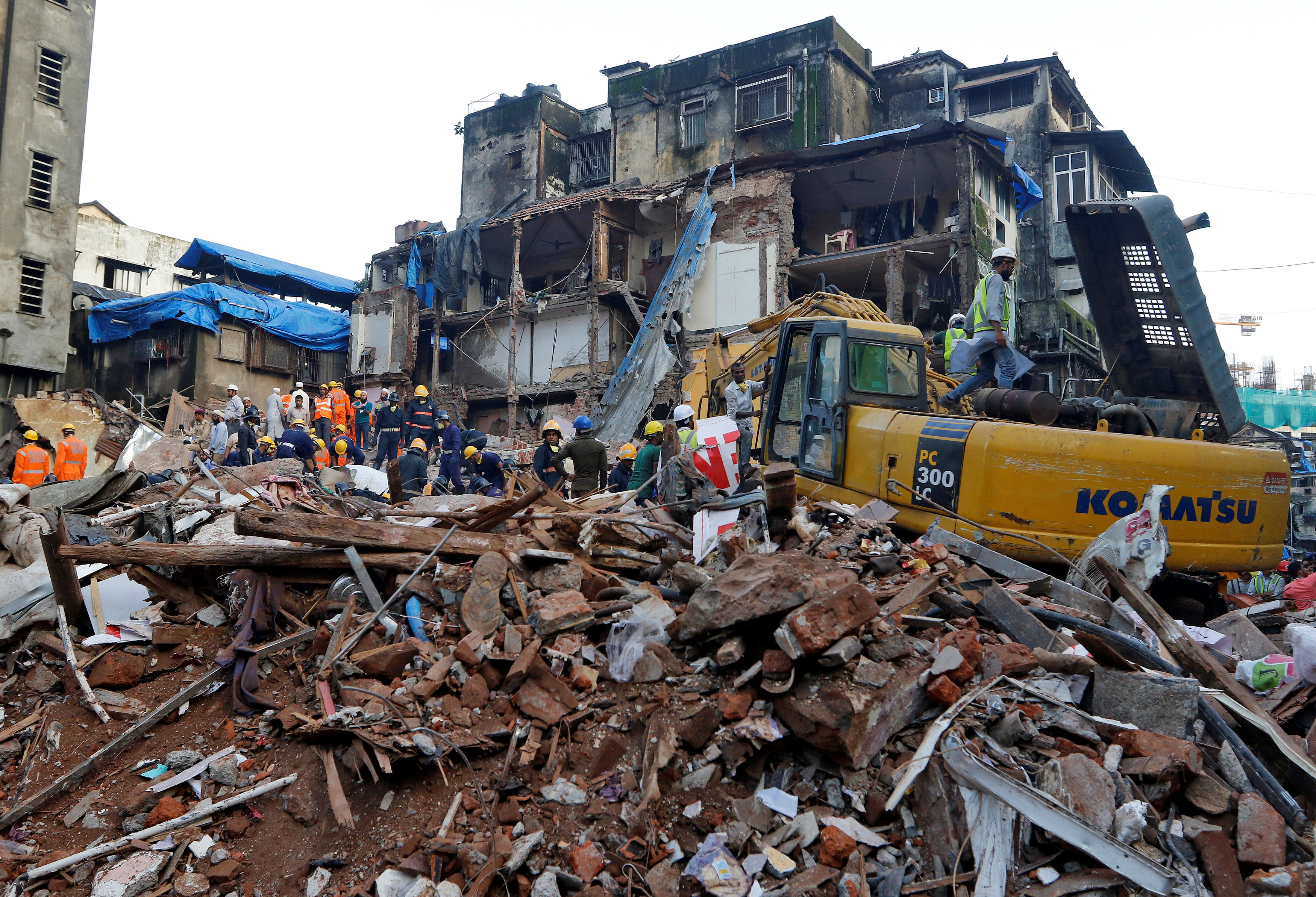 Hallan muertos y heridos edificio derrumbado India