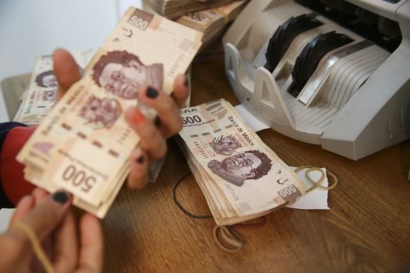 Mujer con billetes de 500 pesos mexicanos