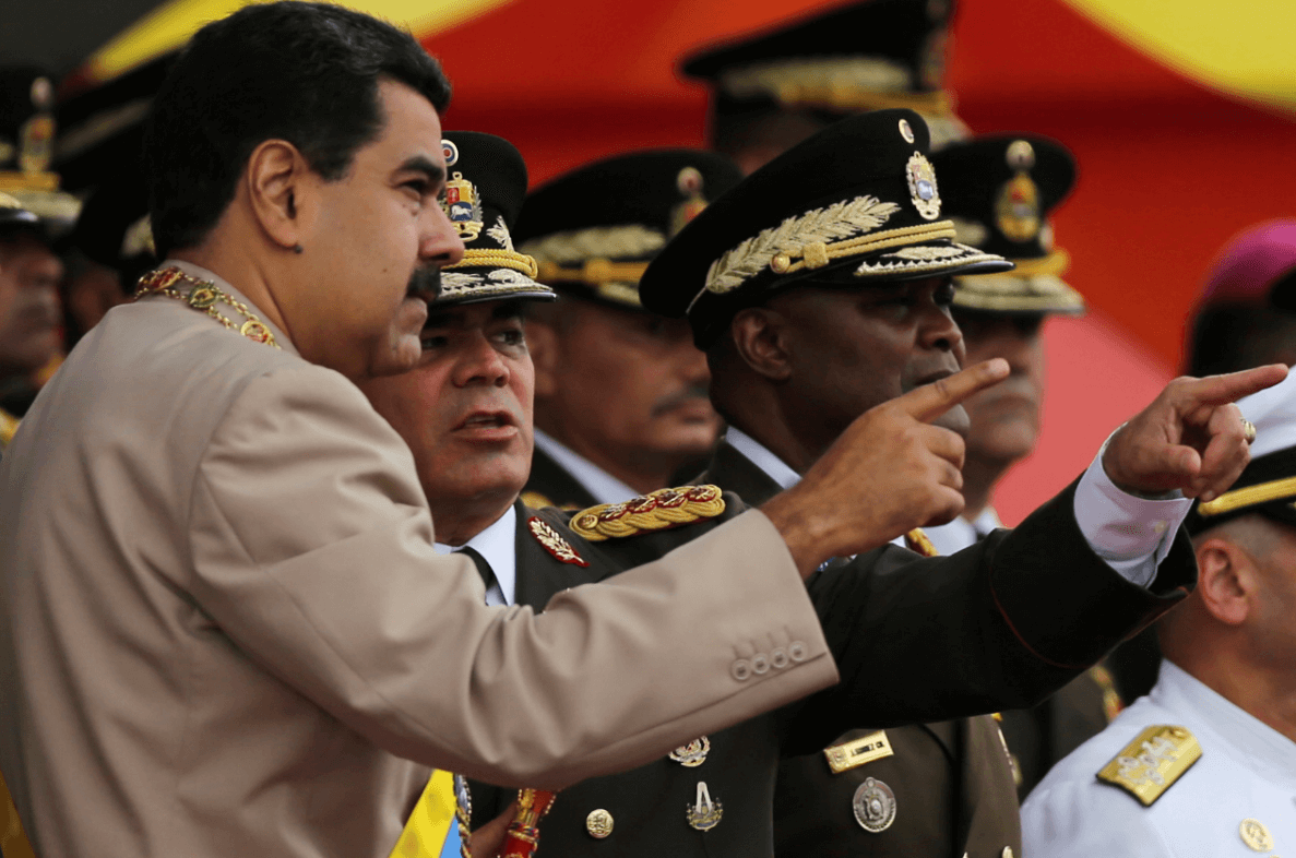 Nicolás Maduro charla con Vladimir Padrino, ministro de Defensa