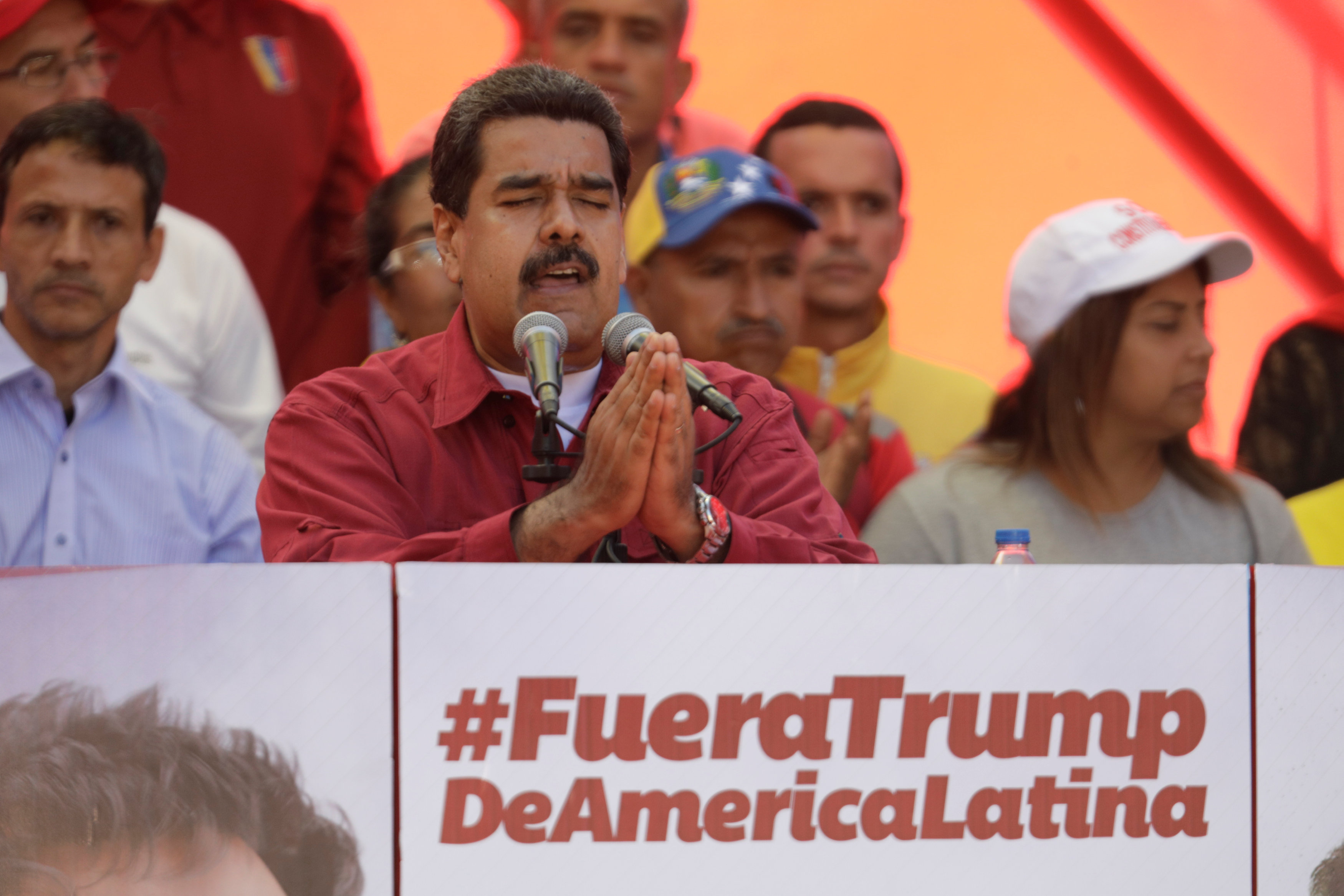 Maduro ordena investigar opositores que apoyan amenaza militar Trump