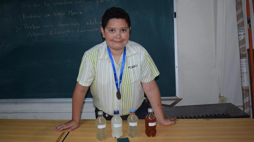 Niño mexicano inventa removedor de graffiti a base de nopal