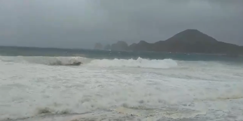 alerta roja y oleaje intenso en Cabo San Lucas por tormenta Lidia
