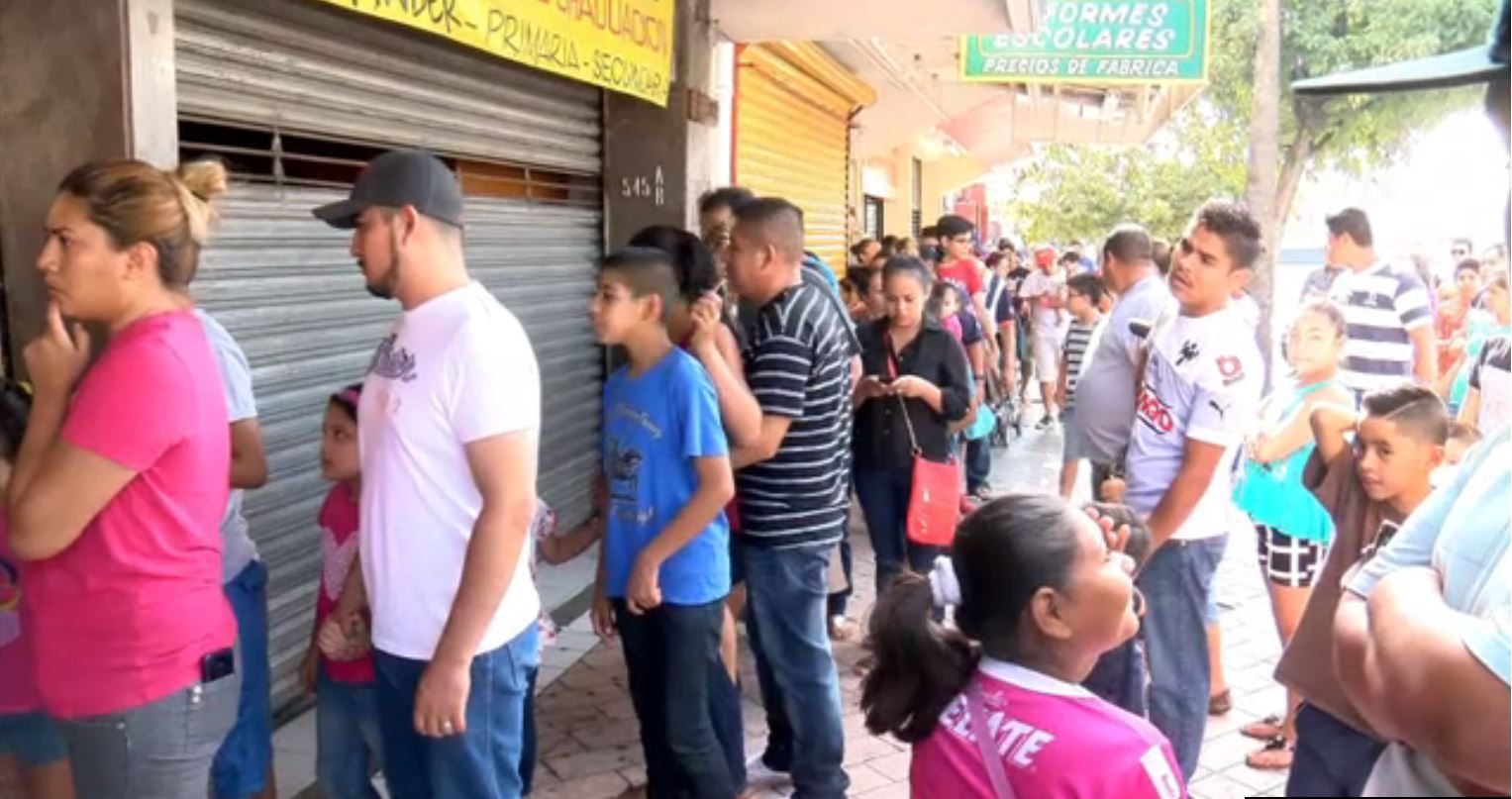 Padres de familia hacen fila para comprar útiles escolares