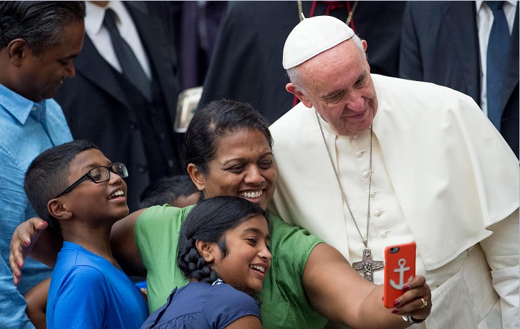 El papa Francisco se toma una selfie con feligreses