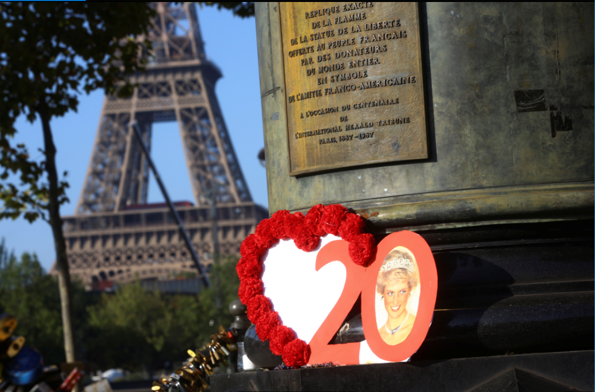 París recuerda también a la princesa Diana, quien falleció hace 20 años en la capital francesa.