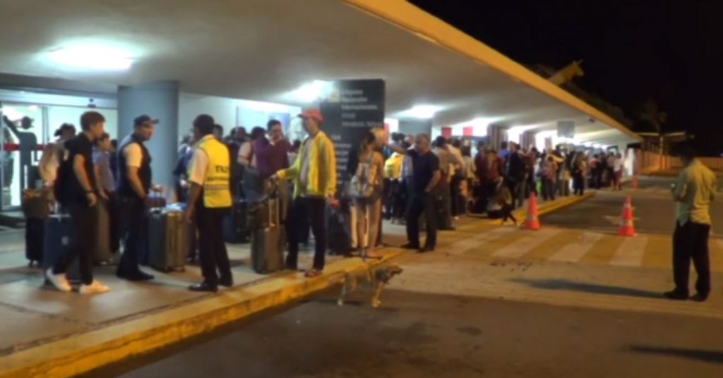 Pasajeros de vuelos desviados de la CDMX son hospedados en Acapulco