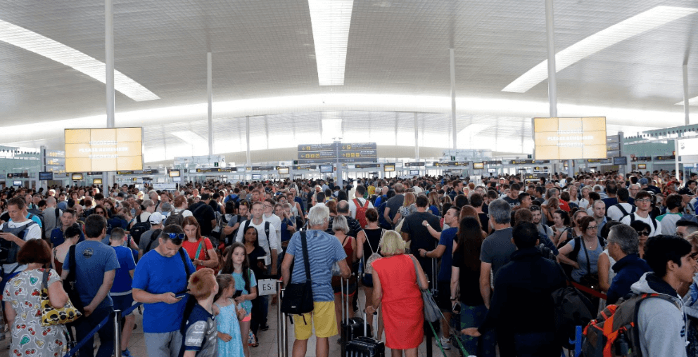 Pasajeros hacen fila en el aeropuerto de Barcelona por huelga 