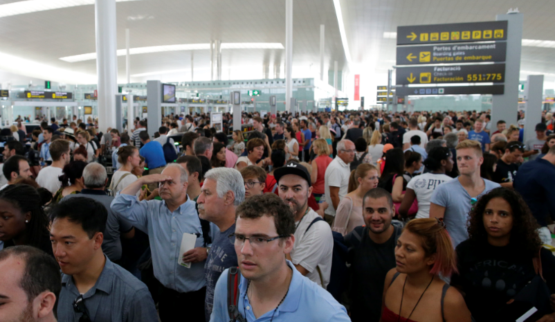 Pasajeros hacen filas en el aeropuerto de Barcelona