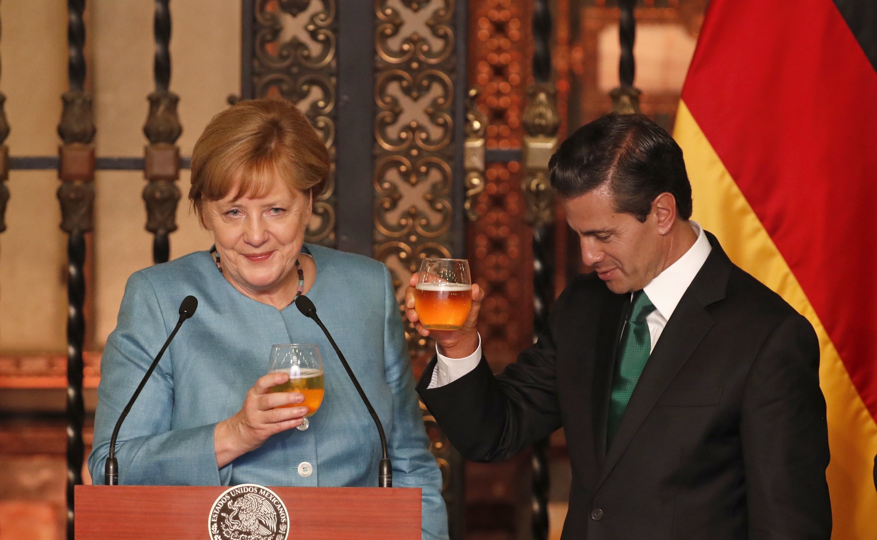 EPN y Merkel brindan con cerveza mexicana