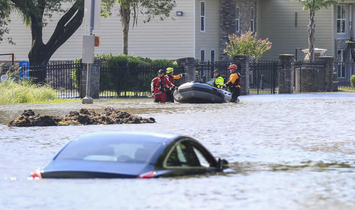 Personal de rescate busca a las víctimas por las inundaciones en Houston