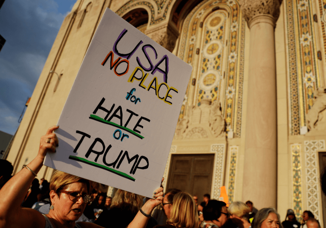 Personas protestan en Philadelphia contra el odio y contra Trump