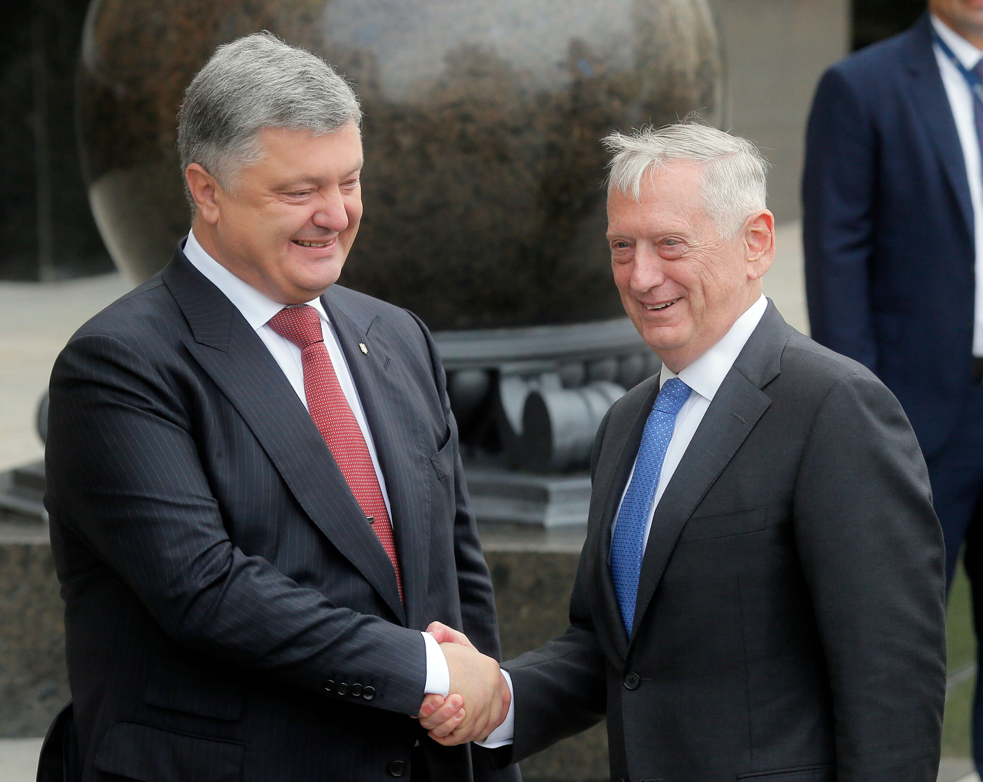 Petró Poroshenko, presidente de Ucrania, recibe a James Mattis