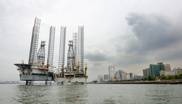 Plataforma petrolera en complejo portuario de Lagos, Nigeria
