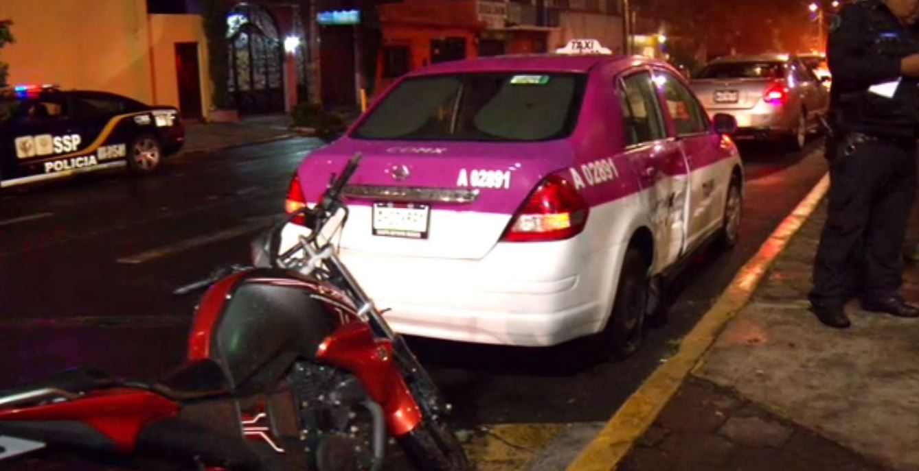 policia auxiliar choca contra un taxi en la ciudad de mexico