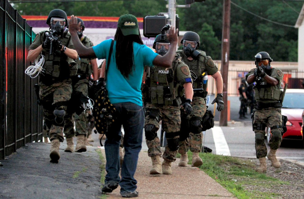 Policías de Ferguson, Missouri, provistos de equipo militar