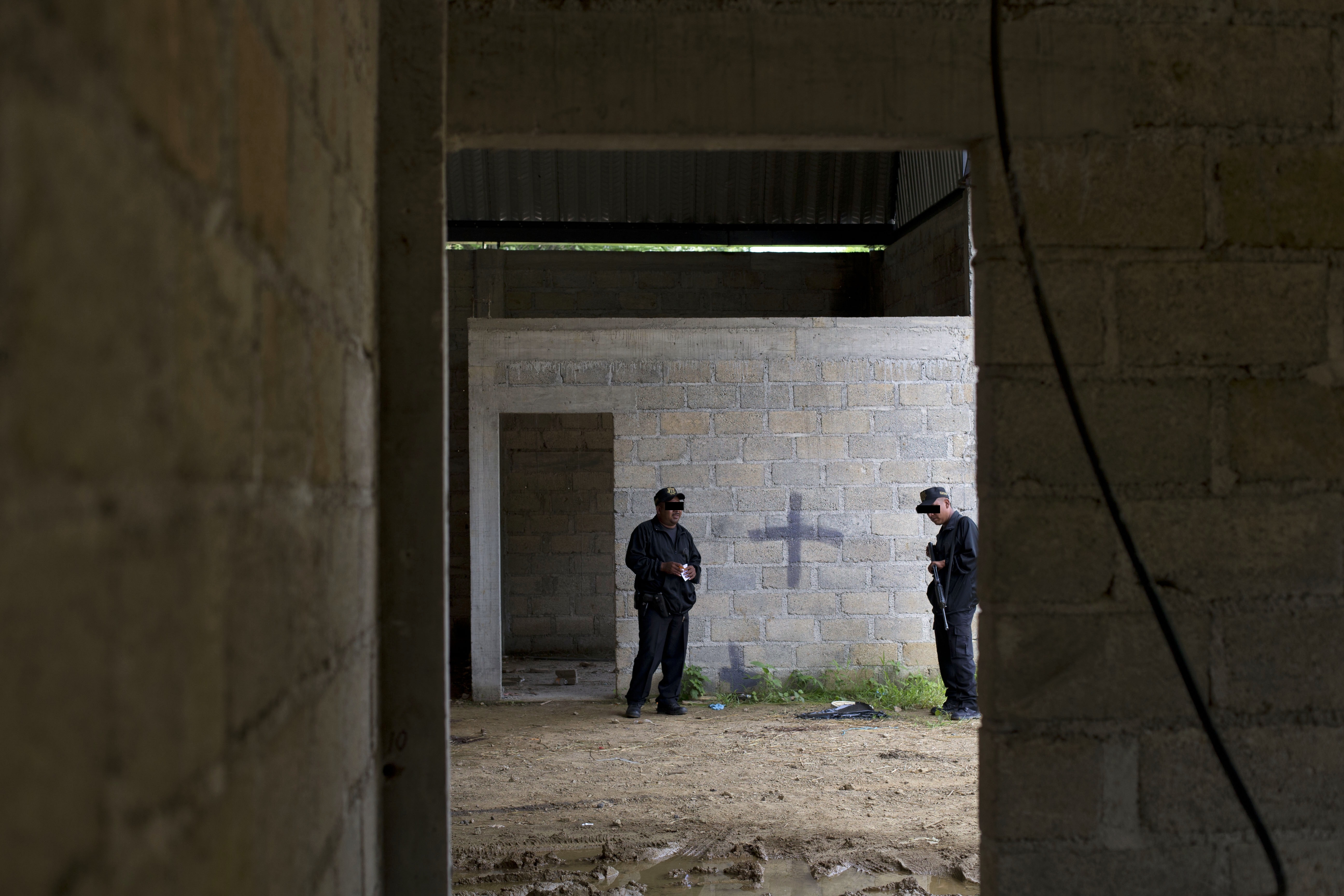 Policías estatales en un almacén en Tlatlaya, Estado de México