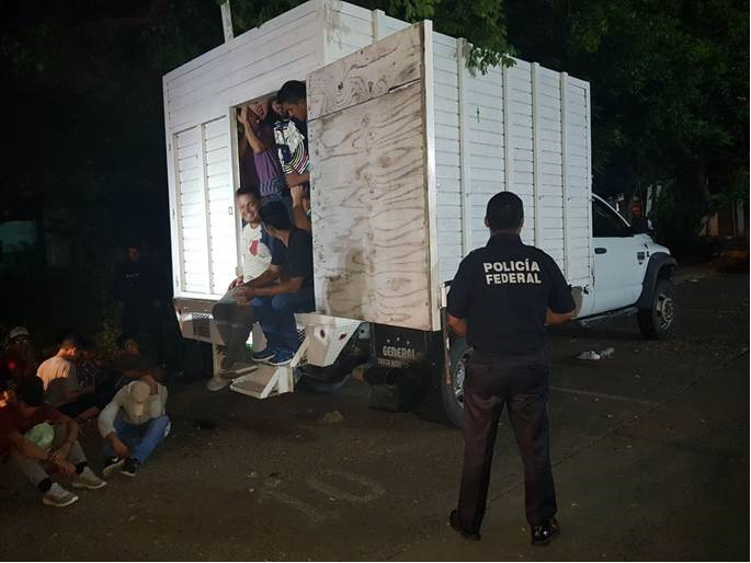 policias federales rescatan a migrantes centroamericanos