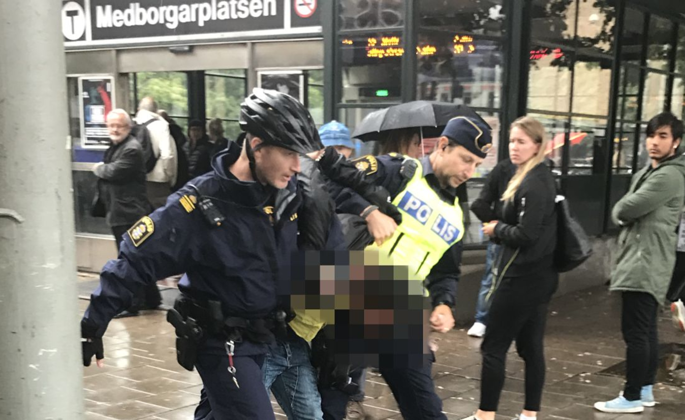 Atacan con cuchillo a policias en Suecia