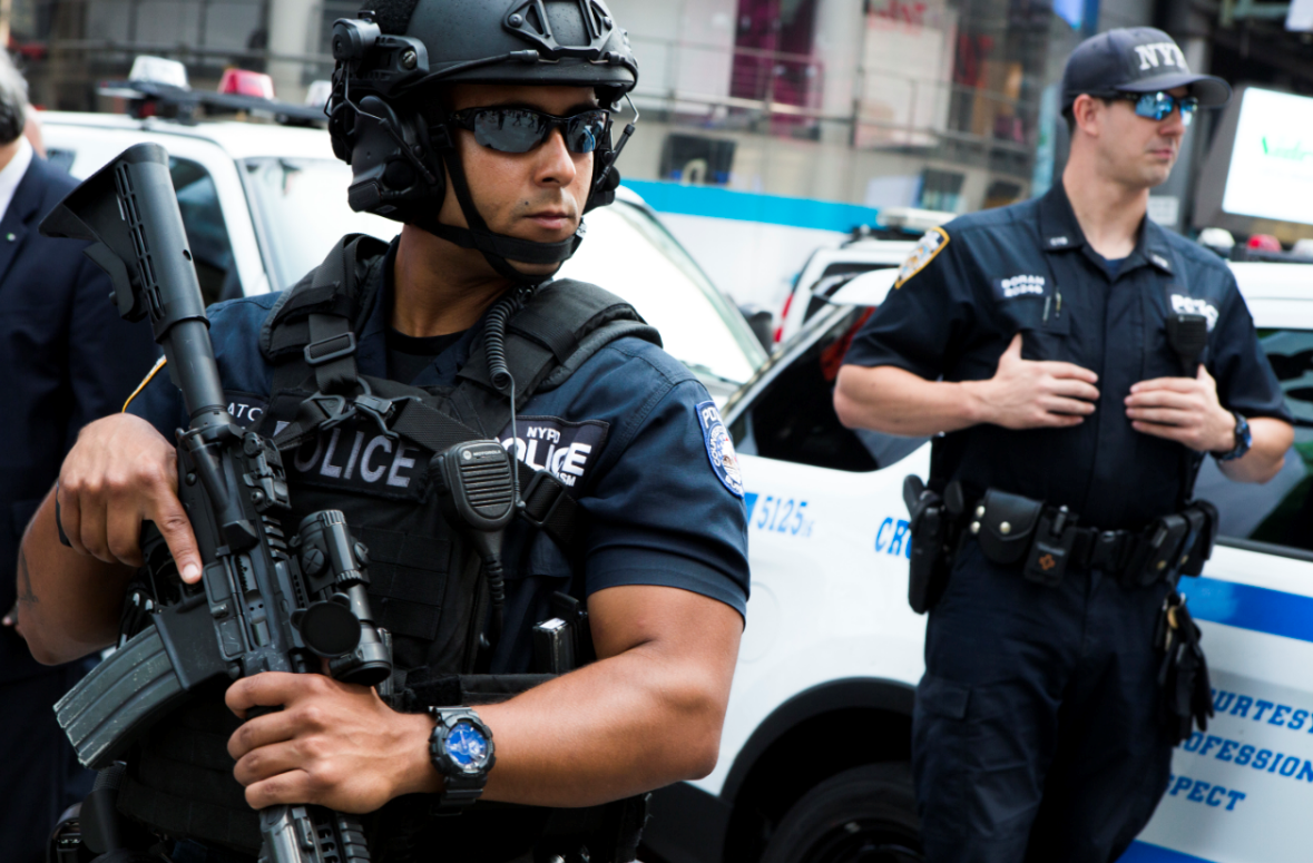 Policías vigilan Times Square en Nueva York