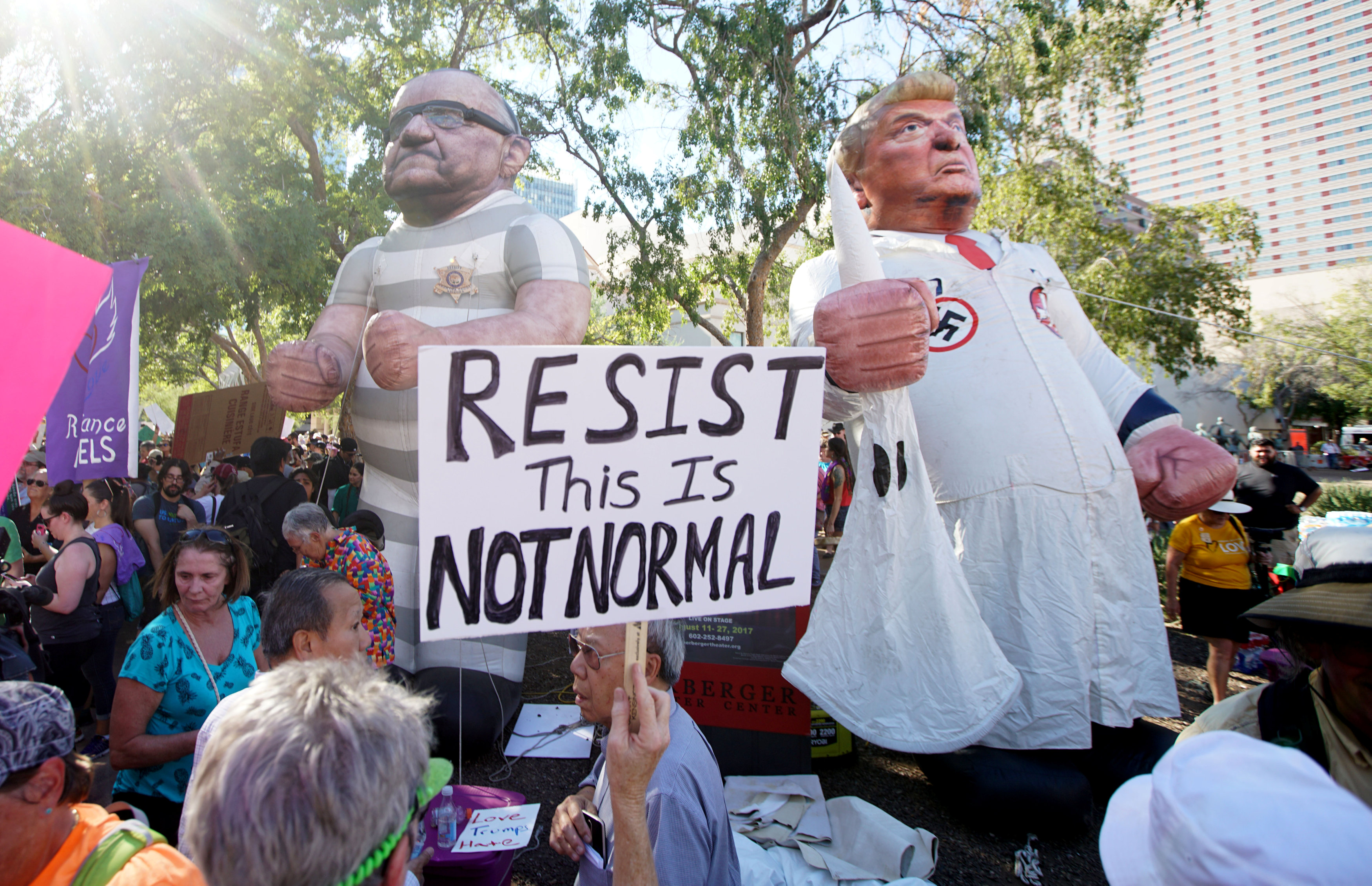 Manifestantes protestan Donald Trump Phoenix Arizona