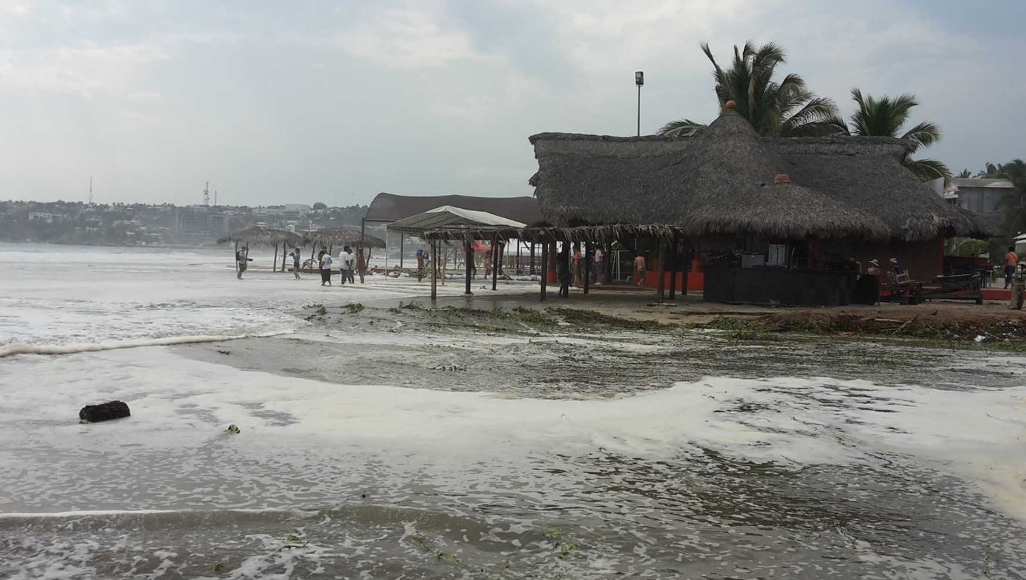 Fuertes marejadas afectan costas de Oaxaca
