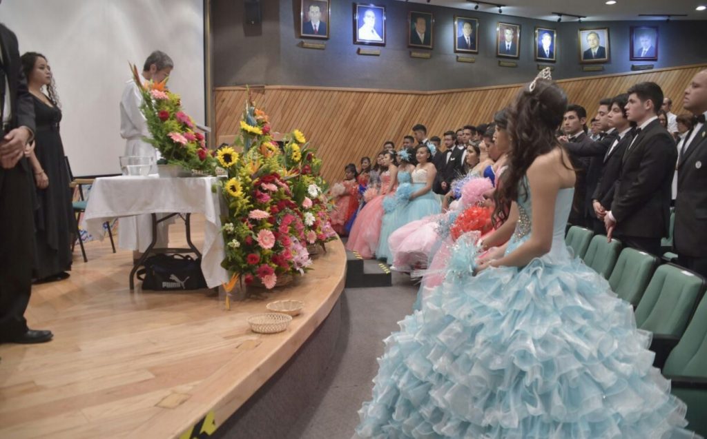 Quinceañeras con cáncer festejan en el Hospital Infantil Federico Gómez