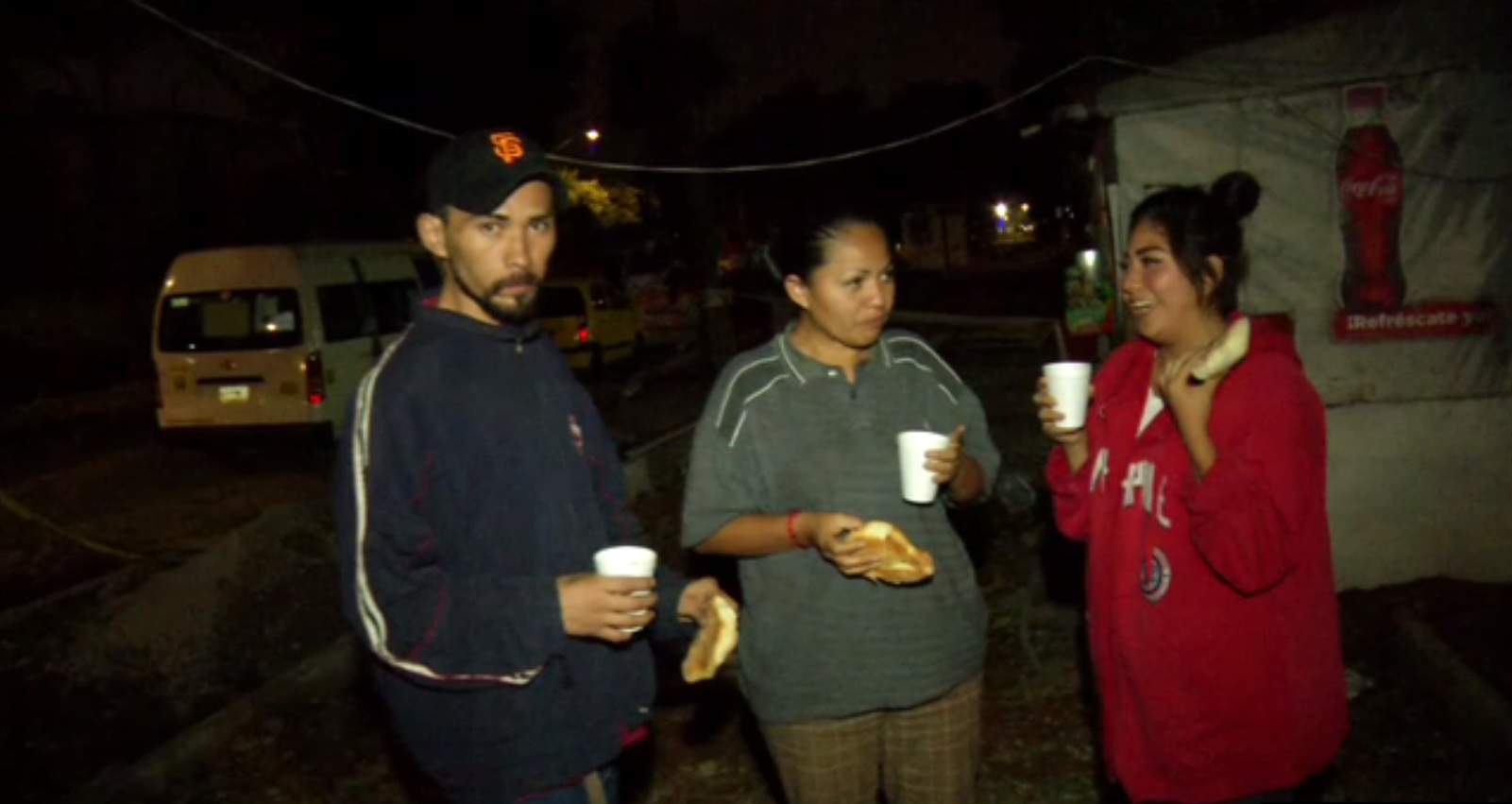 familia regalan pan y cafe a personas en balbuena