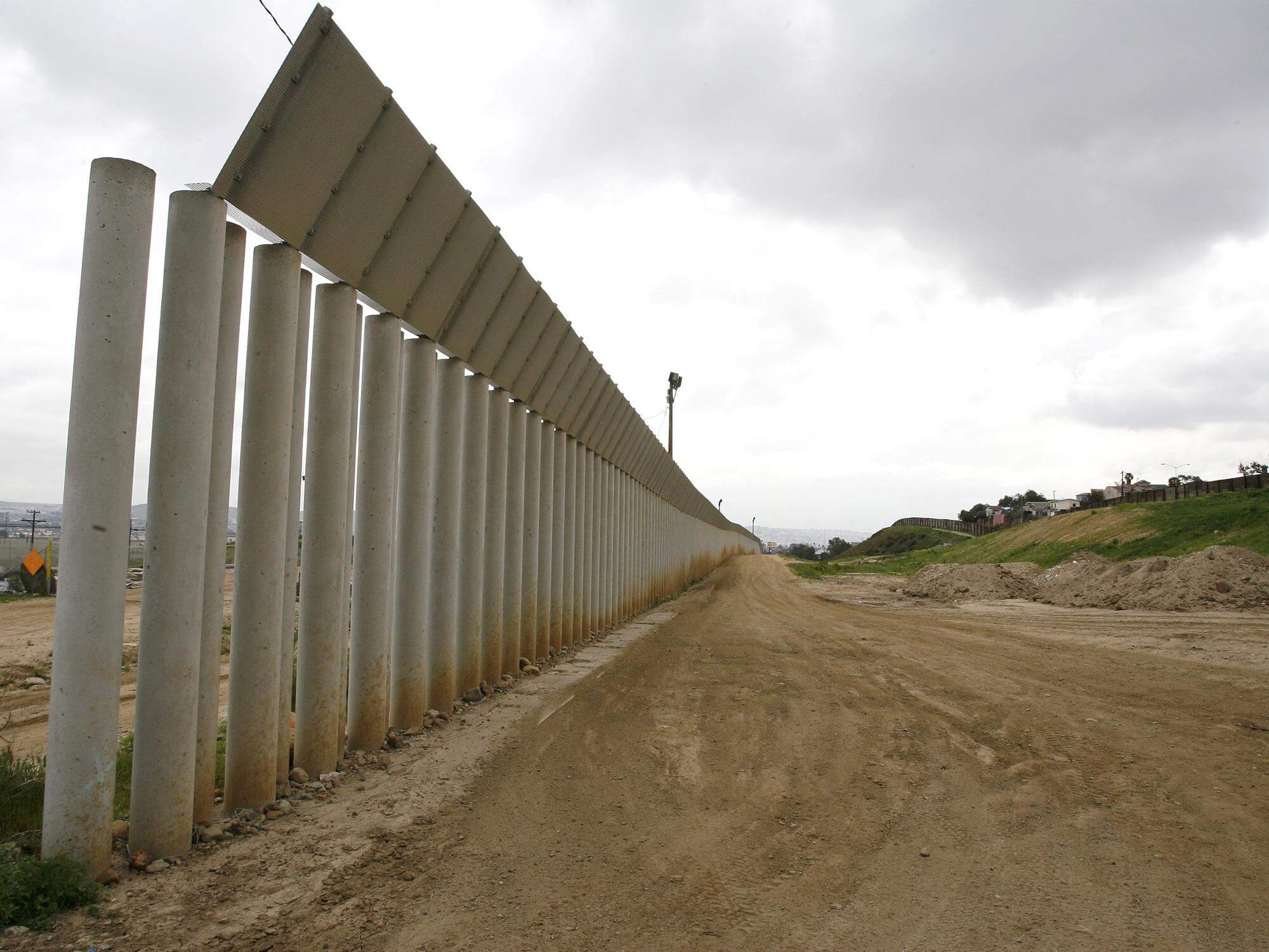 Reja incompleta en la frontera de San Diego y México