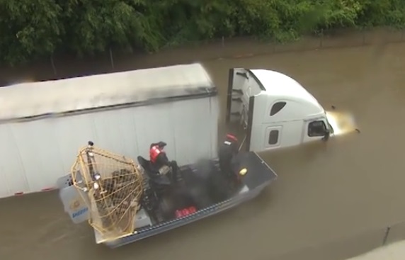 Reportera de Houston ayuda a salvar a un hombre de ahogarse