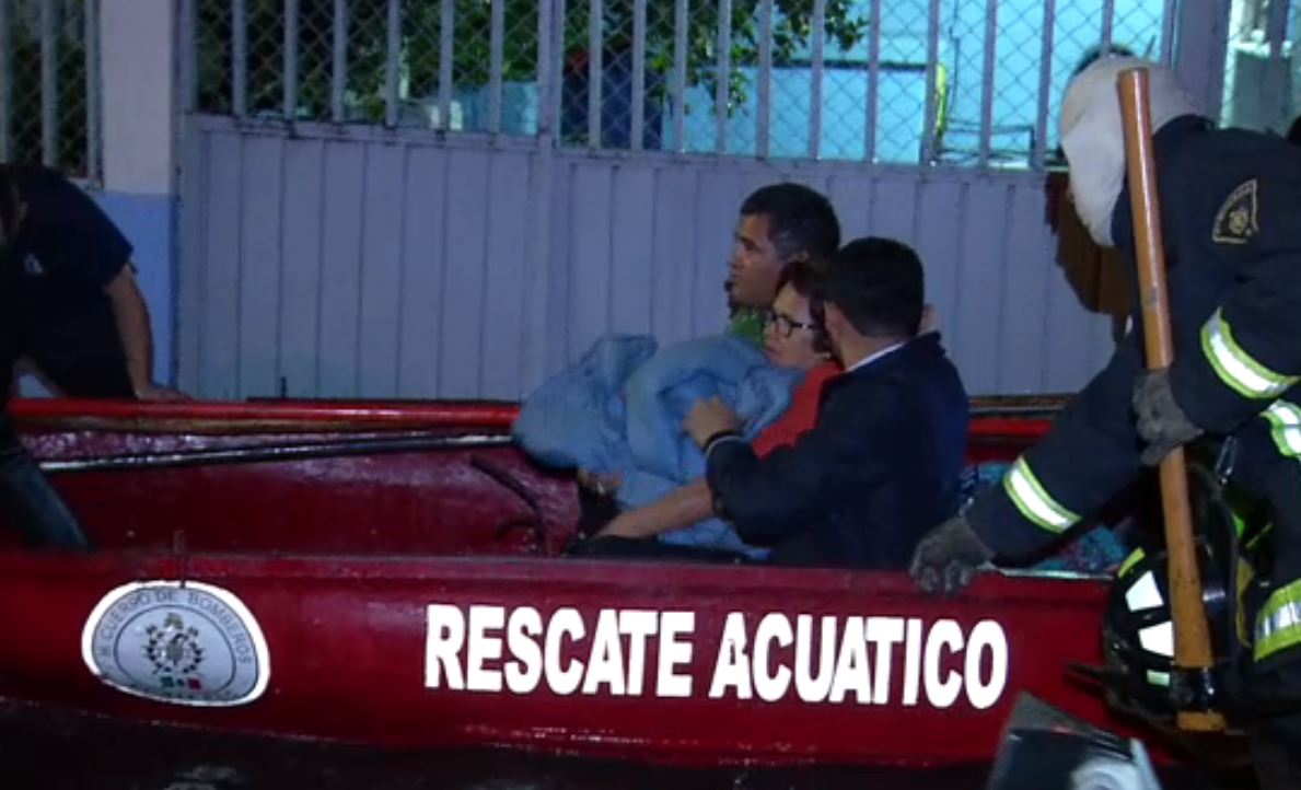 Rescatan en lanchas a los afectados por inundaciones de Ecatepec
