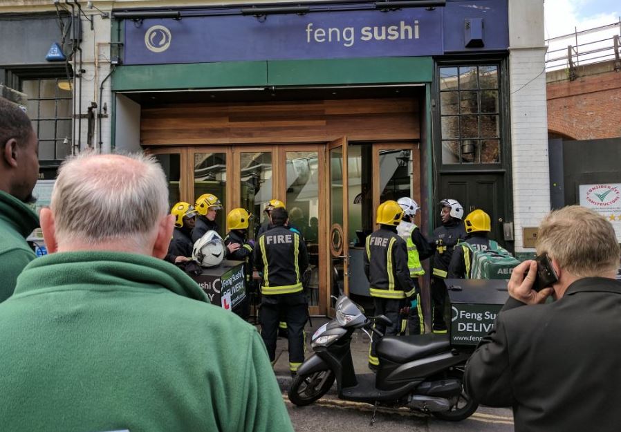 Sobre con sustancia química corrosiva deja tres heridos en mercado de Londres