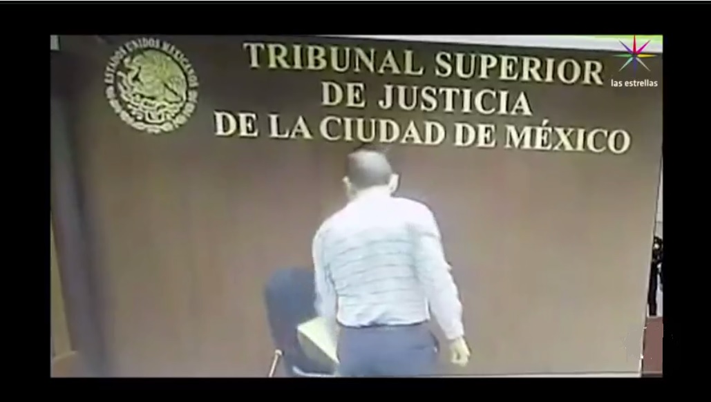 Un presunto juez rompe una silla en el TSJCDMX