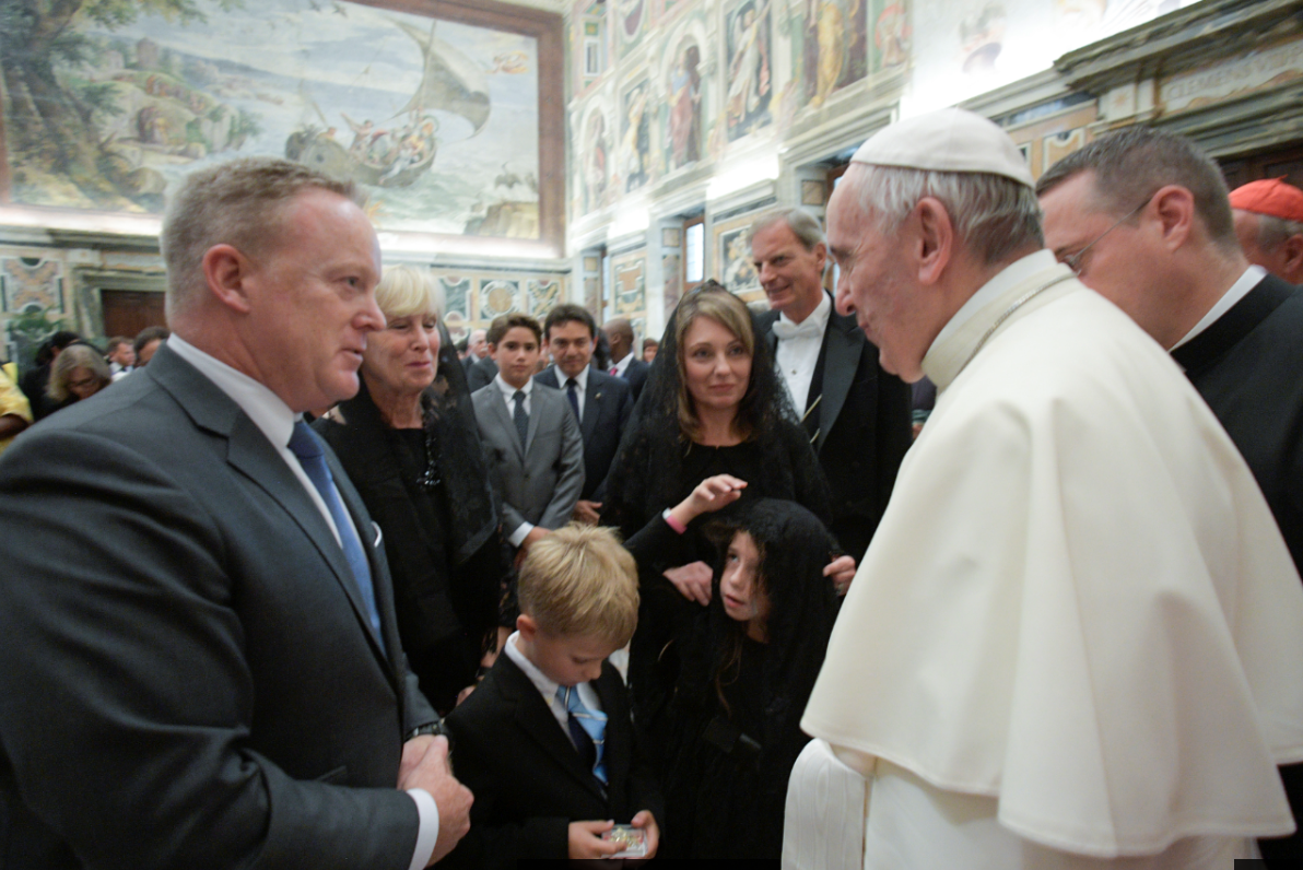 Sean Spicer durante su encuentro con el papa