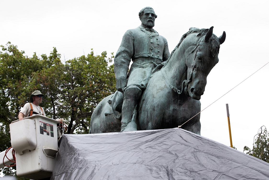 Charlottesville cubre con lona estatua de héroe de supremacistas