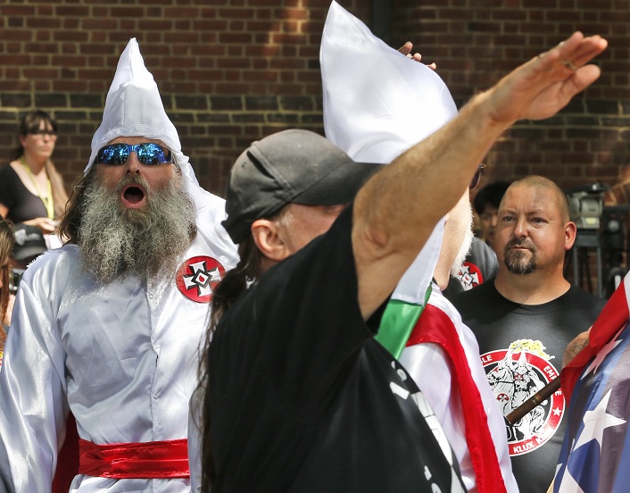 Trump condena a neonazis y KKK tras críticas por respuesta sobre Virginia