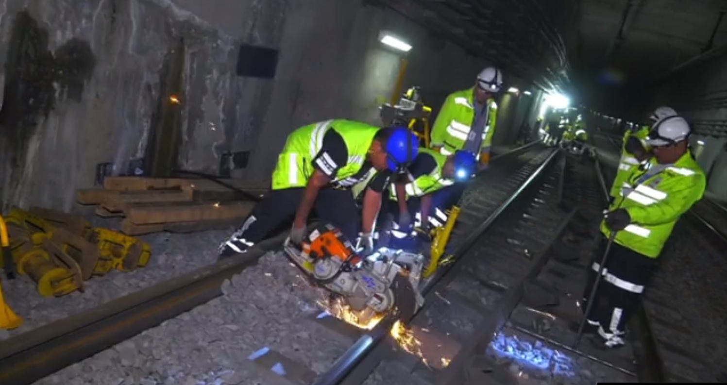 Trabajadores del Metro sustituyen rieles